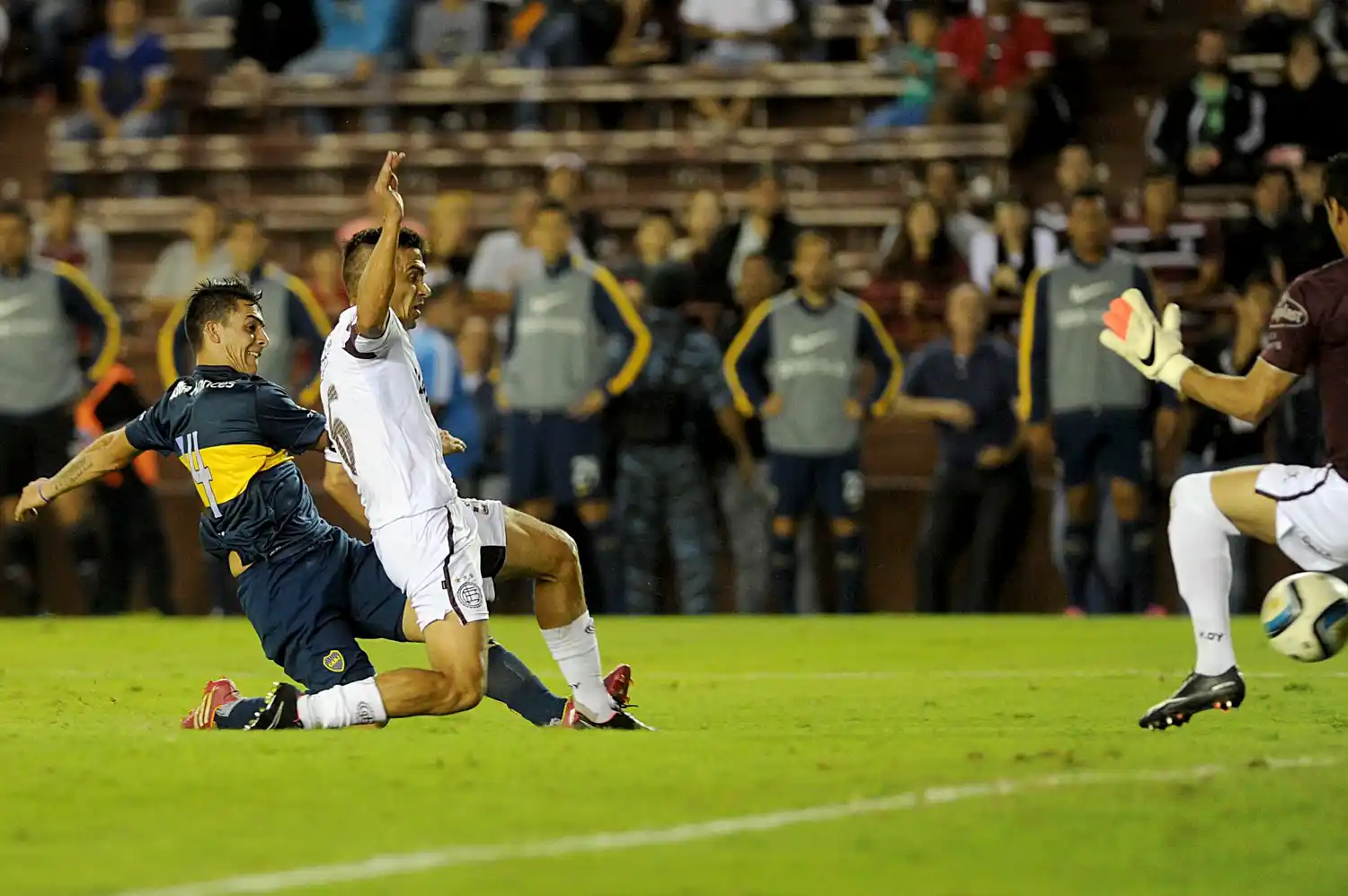 Boca venció a Lanús y se mantuvo en la cima