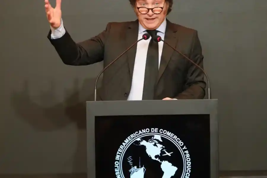 Milei rechazó que el dólar esté atrasado y dijo que se está "cada vez más cerca" de levantar el cepo cambiario