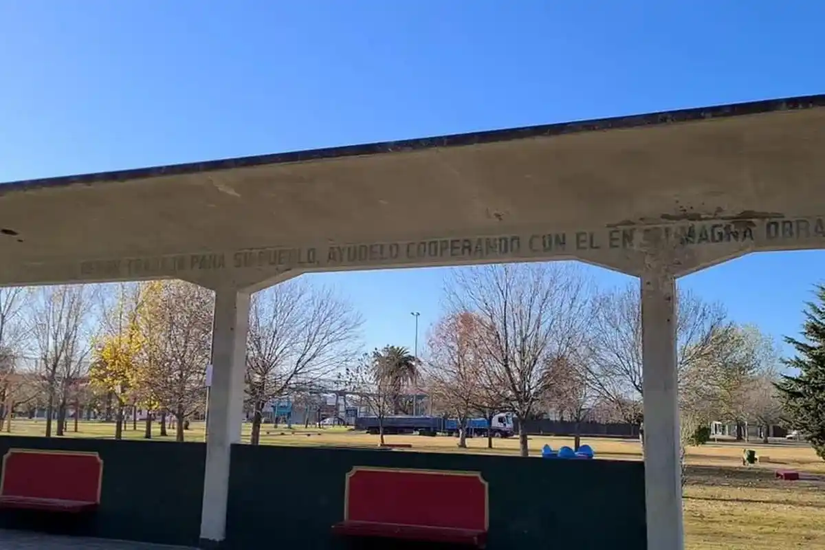 Sorpresa en La Plata: Limpiaban una estación de tren y descubrieron mensajes del primer gobierno de Perón