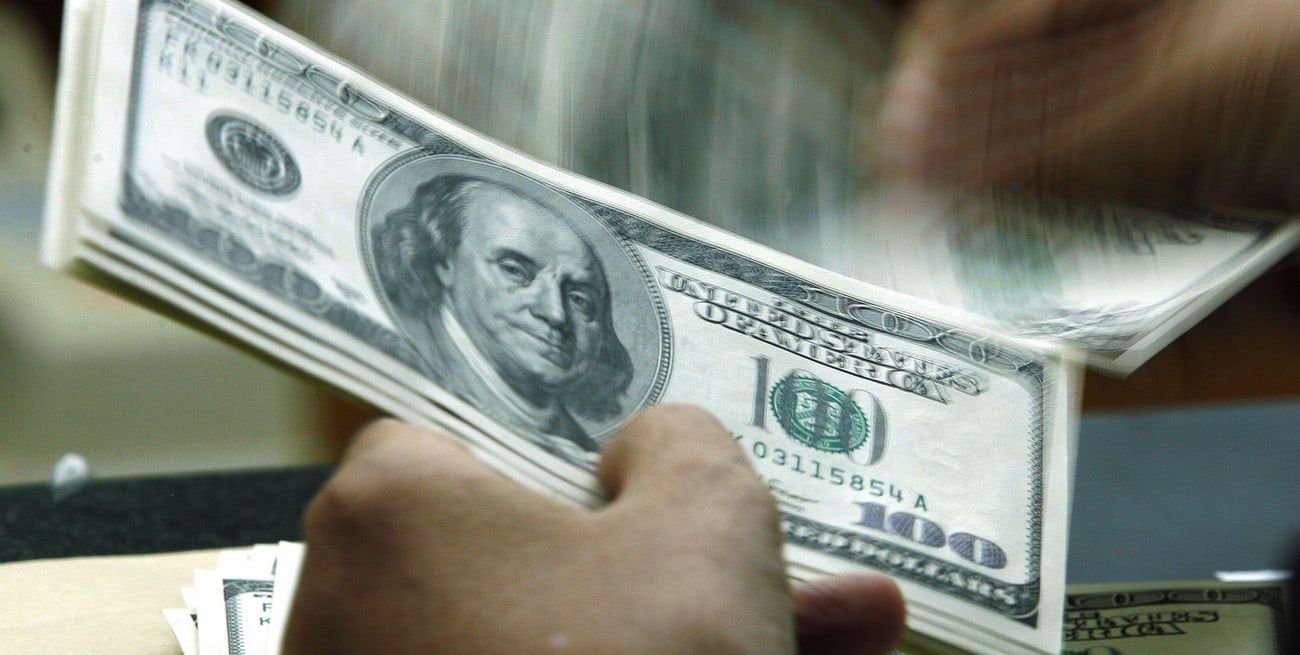 La divisa paralela que se comercializa en el mercado informal cotizó a $1235 para la venta este lunes tras el escándalo presidencial con la criptomoneda.