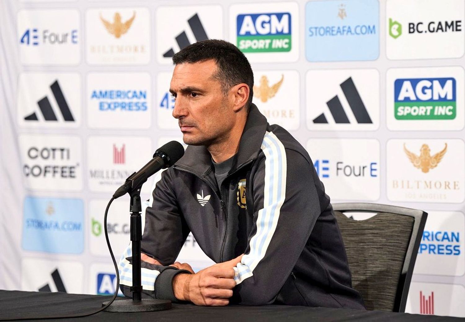 Scaloni habló con la prensa en Filadelfia.