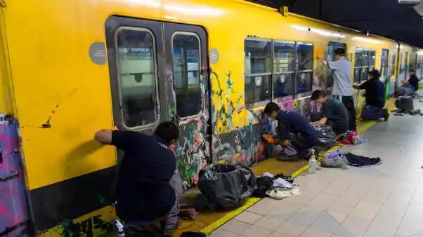 Tres grafiteros fueron obligados a limpiar su arte subterráneo