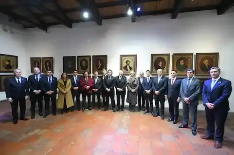 El presidente Javier Milei se mostrò rodeado de trece representantes provinciales (PRESIDENCIA)