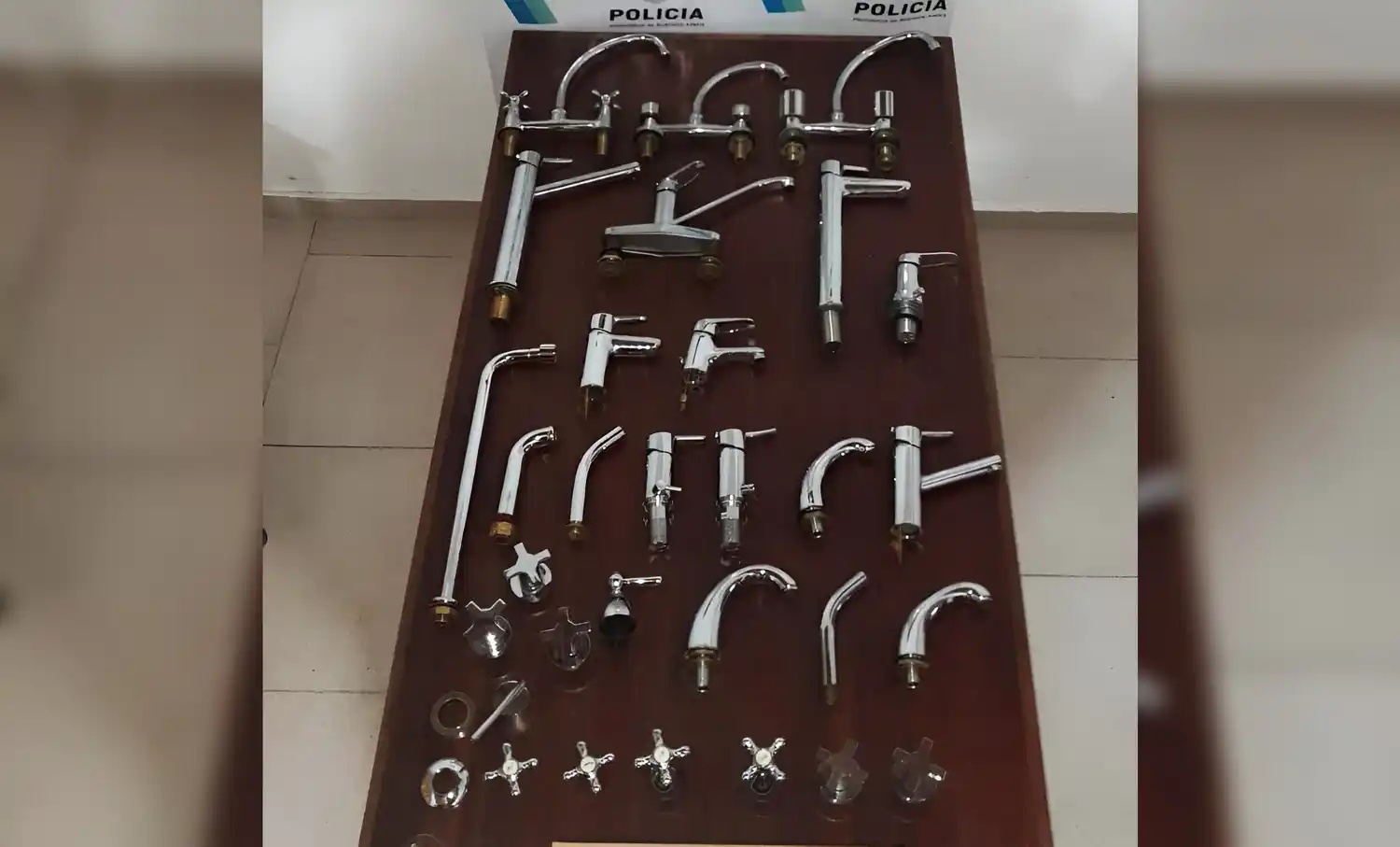 La grifería recuperada por la policía en el comercio de compraventa.