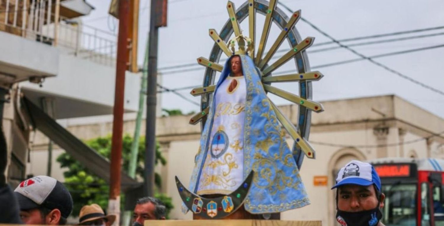 Con barbijos y cuidados sanitarios, miles de personas marchan a Luján