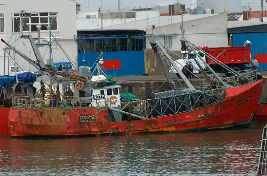 Tras una década de abandono, hundirán otro pesquero en el parque submarino “Cristo Rey”