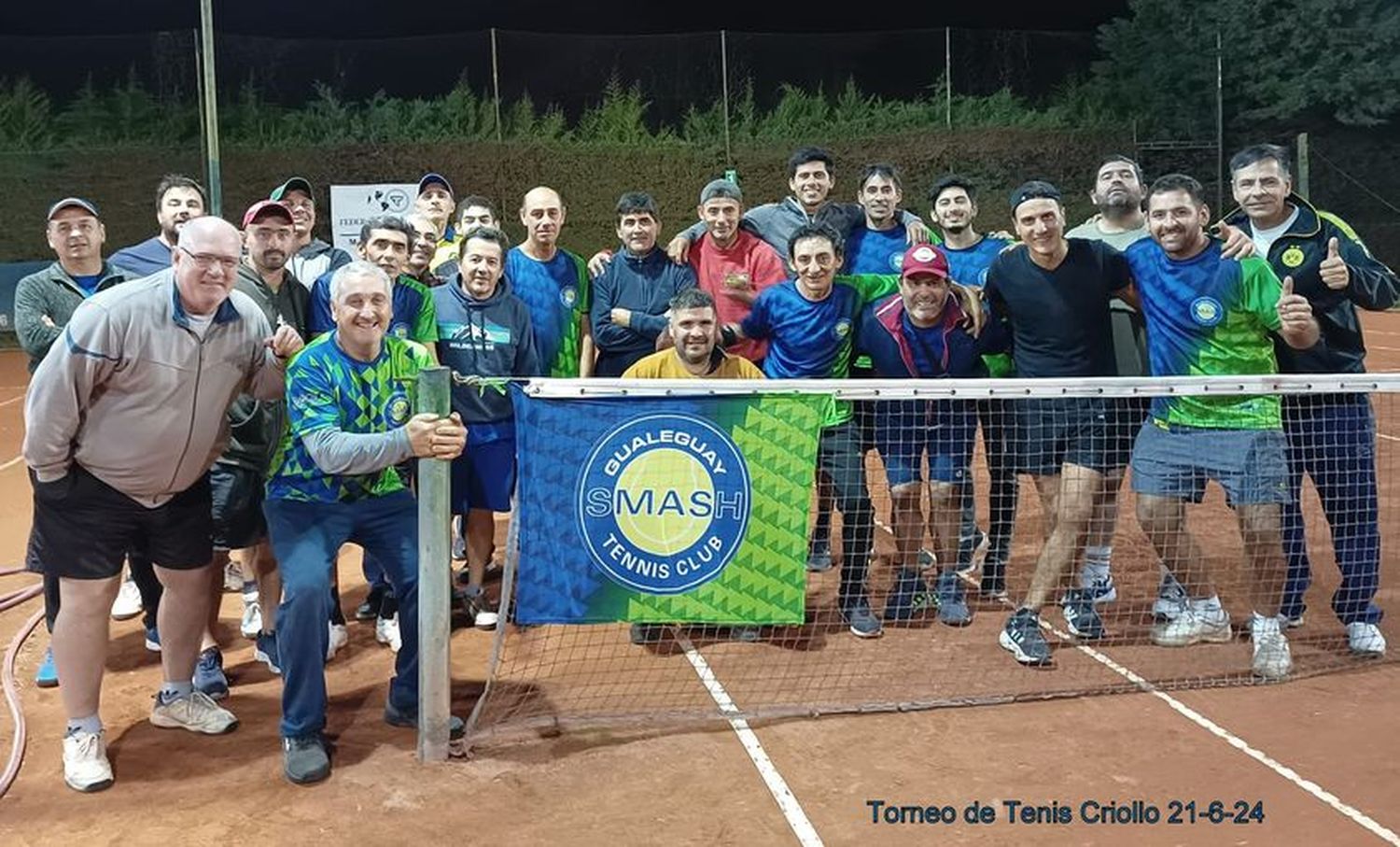 La gráfica es más que elocuente del ambiente en que se disputan los torneos en Smash Tennis Club. Más allá de la competencia, lo que se trata de imponer es un clima de amistad y camaradería.