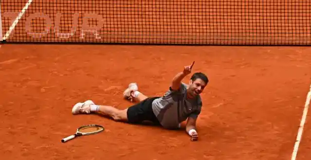 El marplatense Horacio Zeballos hace el gesto del 1.