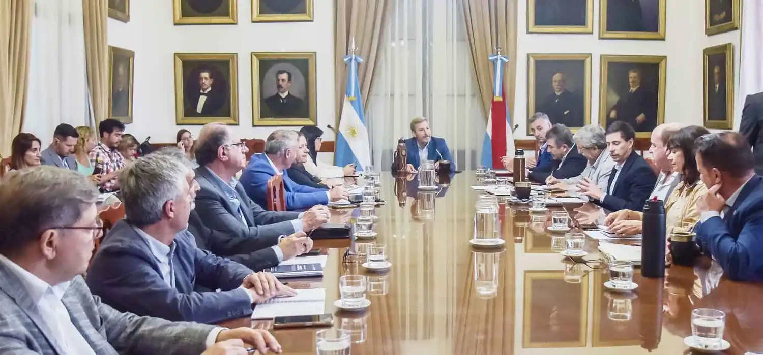 El Gobernador trató en gabinete el inicio del plan de recuperación de la trama vial en la provincia
