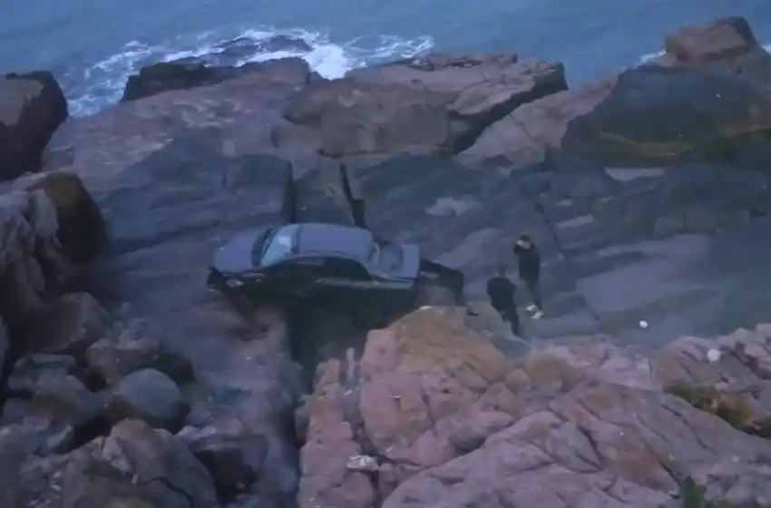 Ya pudieron retirar el vehículo que cayó al vacío en la madrugada de este domingo