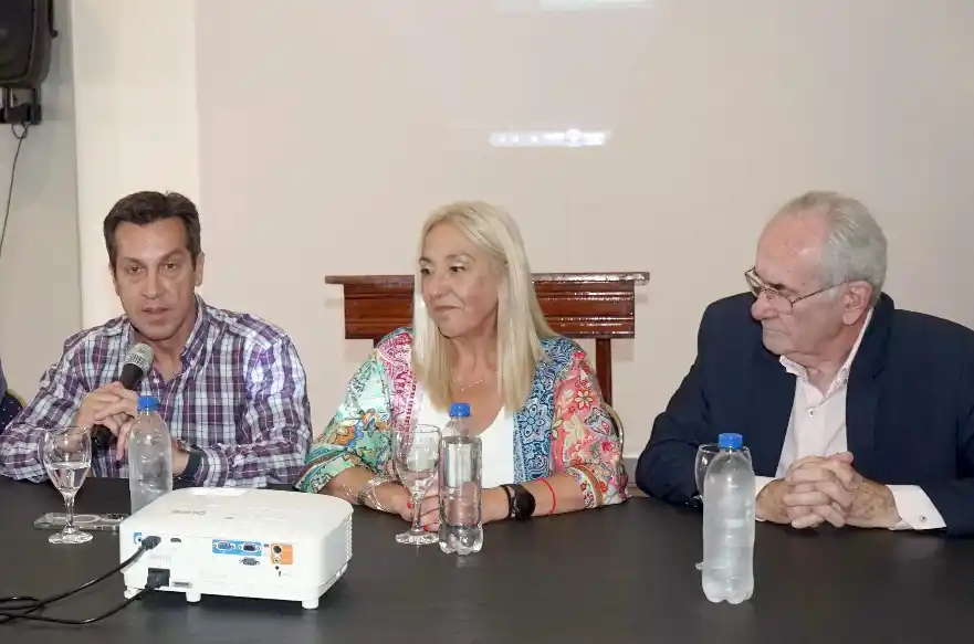 Firmando. El intendente Rojas y el titular del Incucai, Carlos Soratti