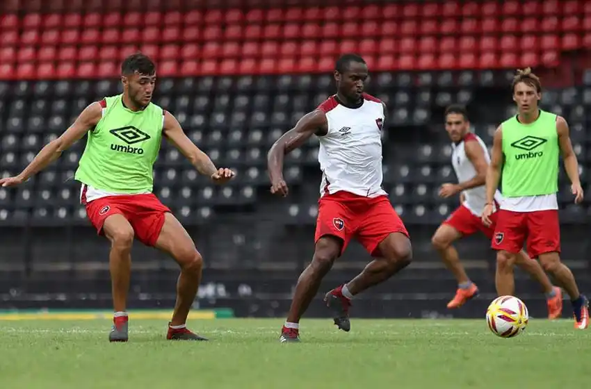 Bidoglio probó con Leal, que se perfila para ser el 9 en el Clásico