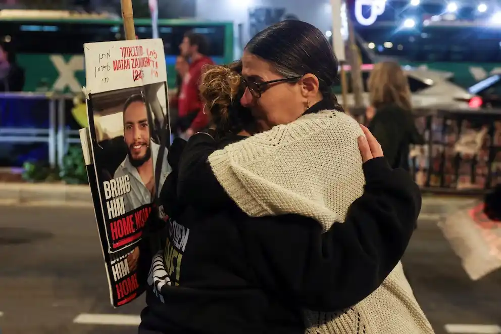 Simpatizantes de los rehenes israelíes secuestrados durante el mortífero ataque de Hamás del 7 de octubre de 2023 se abrazan por las buenas noticias sobre las negociaciones de un alto el fuego en Gaza, en Tel Avi