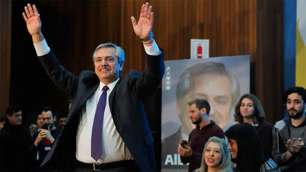 Alberto ajusta los tornillos y reza para que no se le escape la tortuga