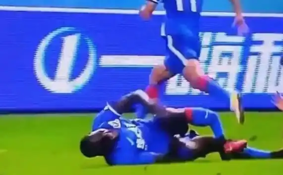 No apto para impresioables: La tremenda fractura de Demba Ba