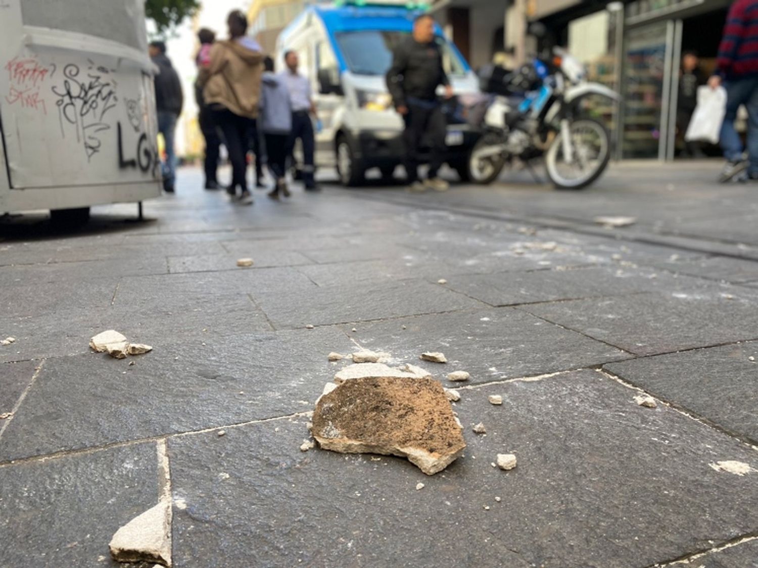 A una mujer se le cayó un bloque de mampostería y sufrió un corte en la cabeza