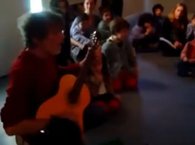 Apareció un video inédito de Spinetta cantando en un Jardín de Infantes