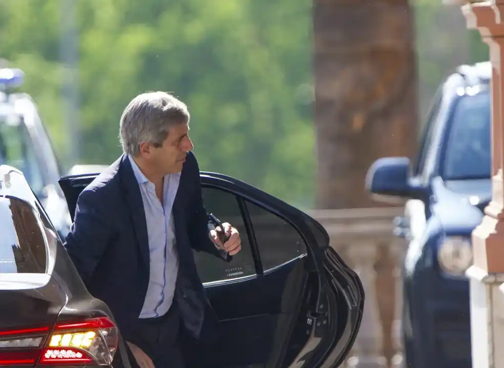 Luis Caputo viste Massimo Dutti