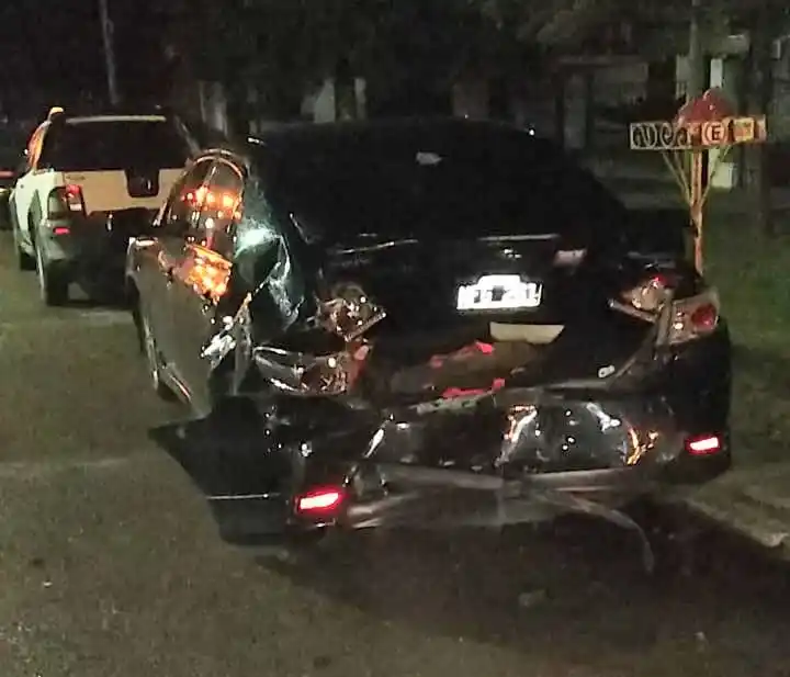 Urdinarrain: una camioneta chocó a un auto desde atrás y se dio a la fuga