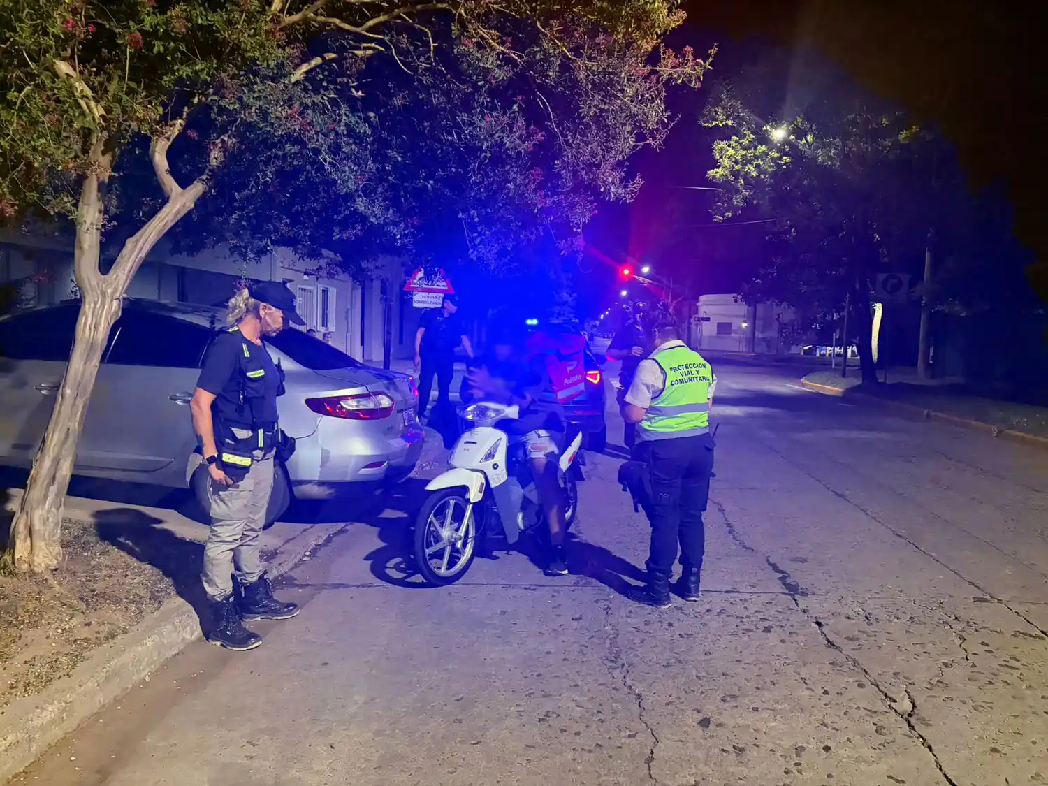 Operativo de control: retuvieron dos motos en un importante despliegue policial en tres barrios de la ciudad