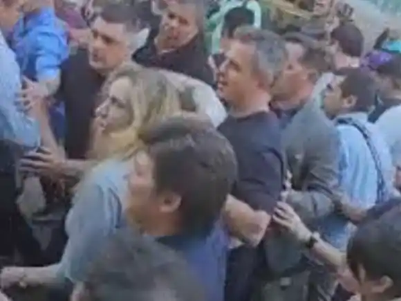 Incidentes en Corrientes: evacuaron a Karina Milei y Martín Menem durante una caravana de campaña