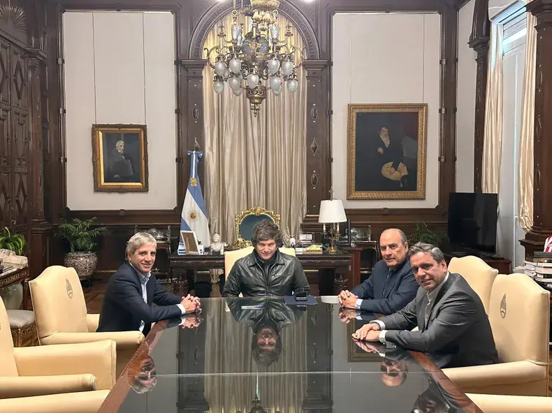 Javier Milei junto a Luis Caputo, Guillermo Francos y Lisandro Catalán