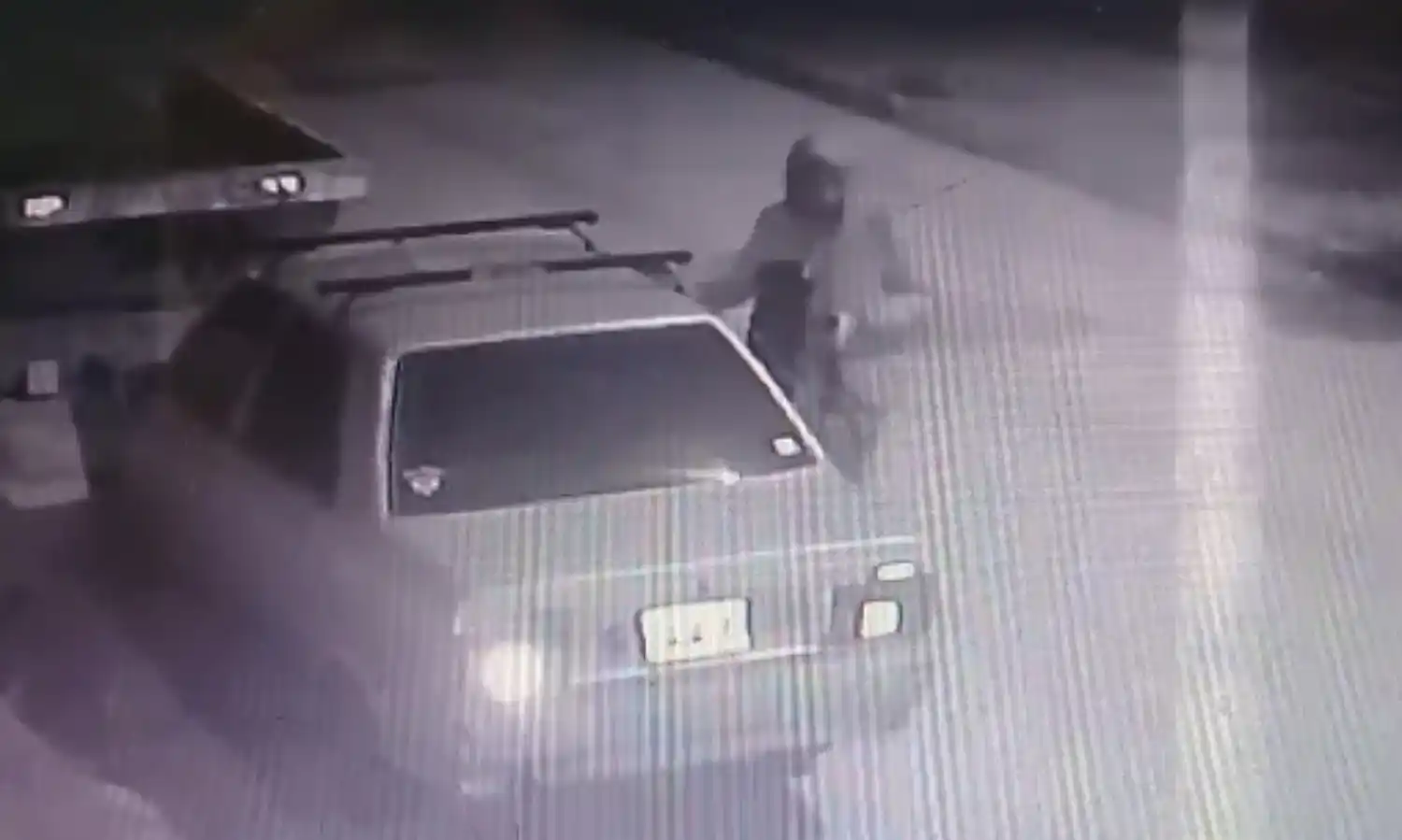 Se llevó el estéreo de un auto y herramientas de valor: una cámara registró todo