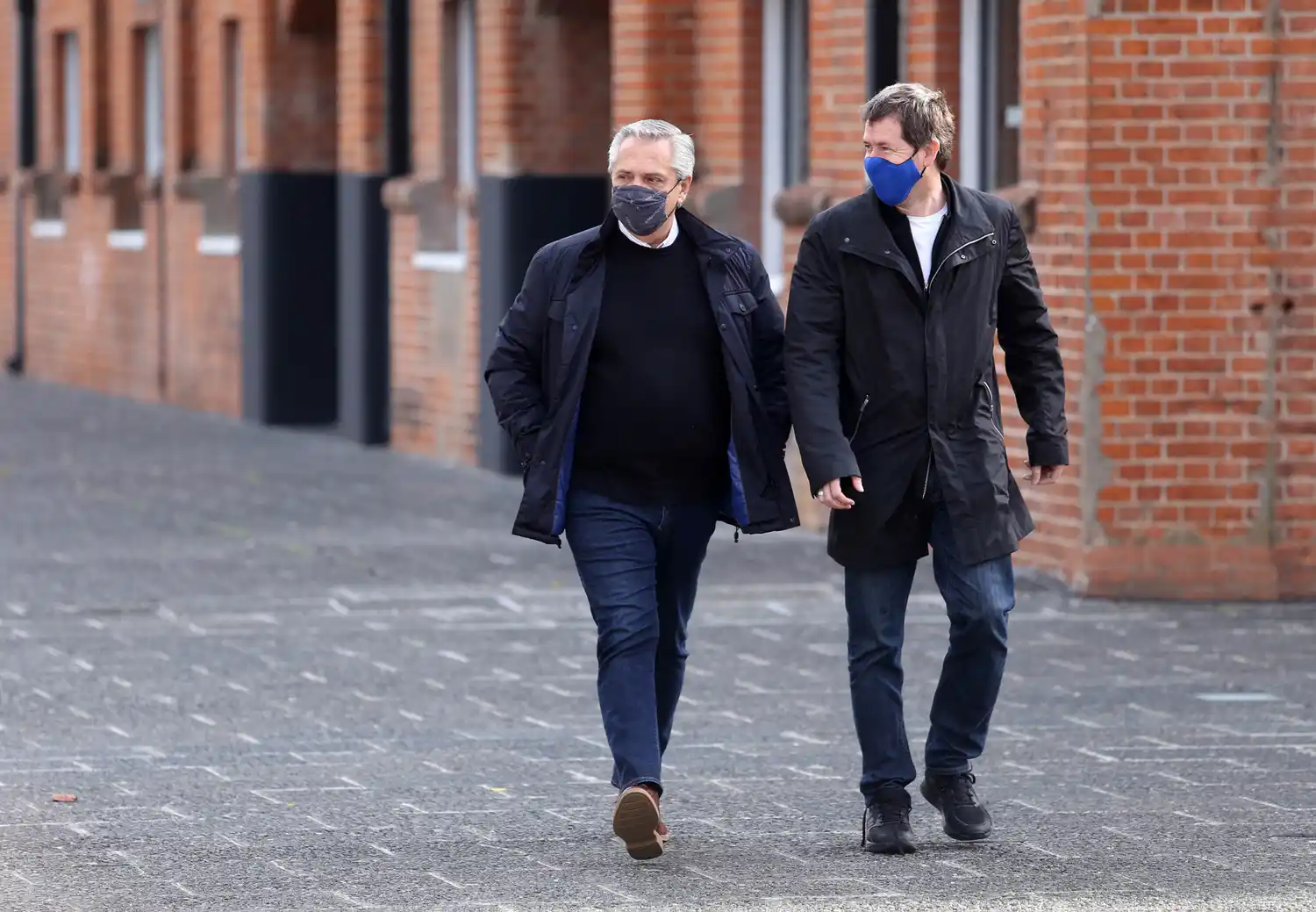El presidente Alberto Fernández junto al renunciante vocero, Juan Pablo Biondi.