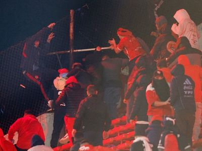 Gravísimos incidentes en Independiente-Universidad de Chile: proyectiles, bombas y linchados por la barra