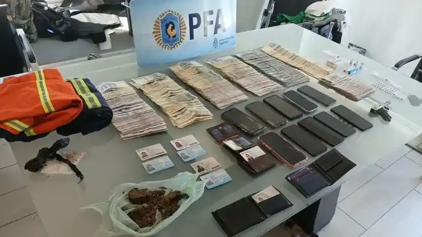 Pesos, dólares, celulares, algo de droga, entre los secuestros realizados por los efectivos