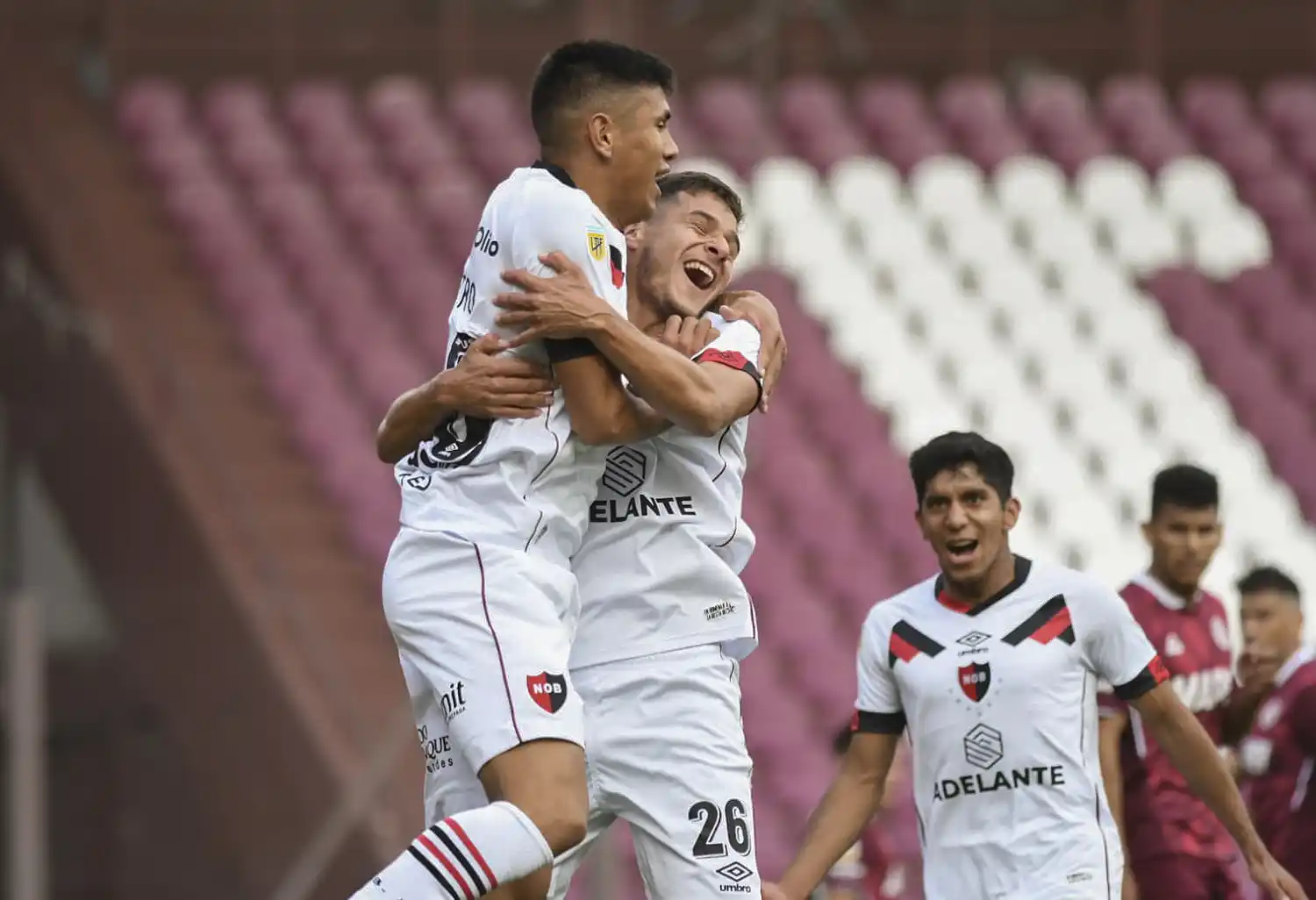 Castro, abrazado a Sordo.