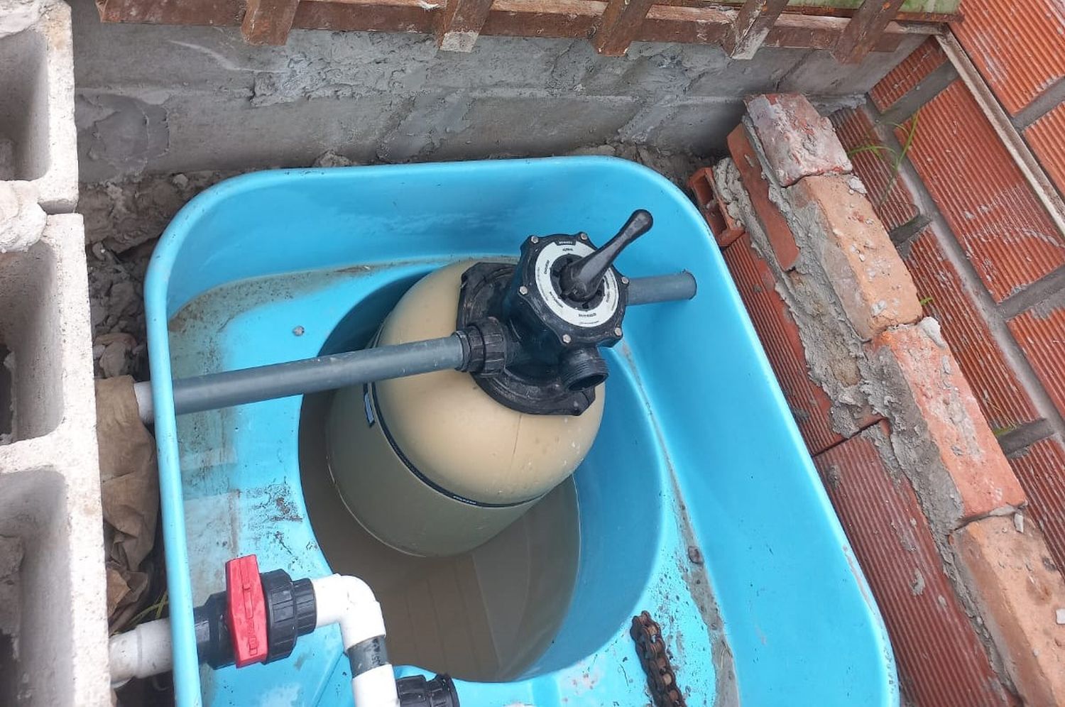 Le robaron la bomba de la pileta
