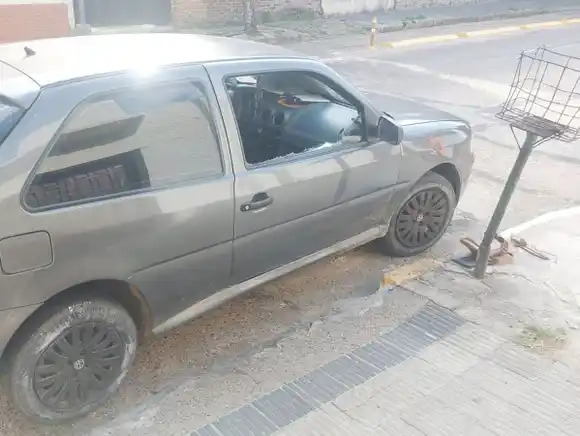 Aprehendido mientras intentaba huir luego de robar pertenencias de un automóvil