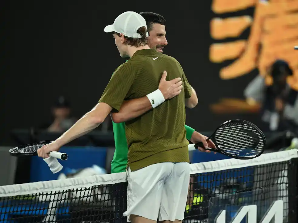 El abrazo posterior a la victoria de Djokovic.