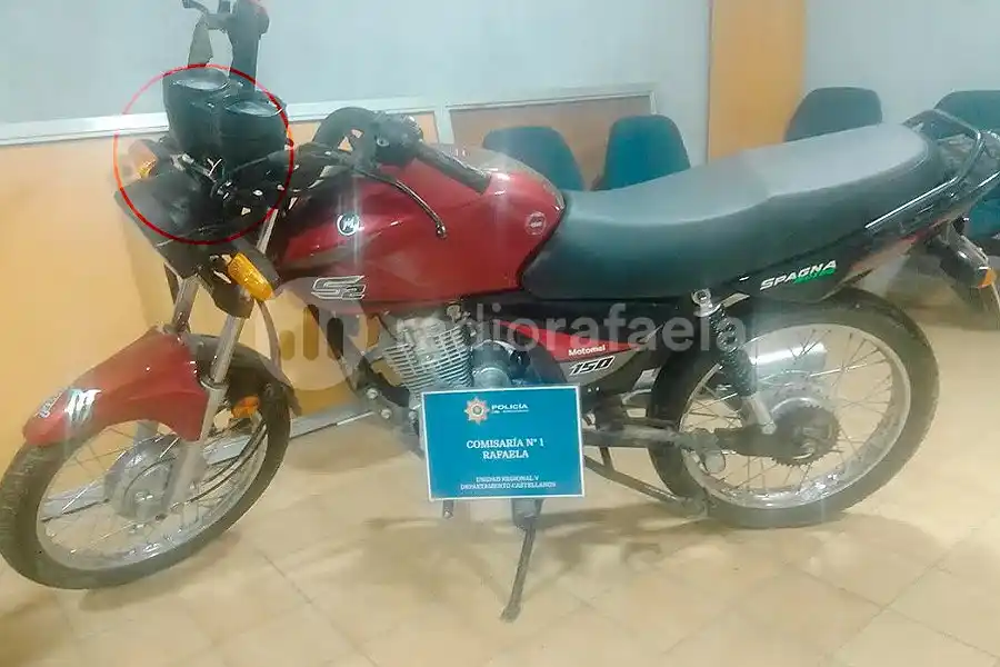 Dijo que la moto era de un amigo, pero los cables pelados y puenteados lo delató: era robada