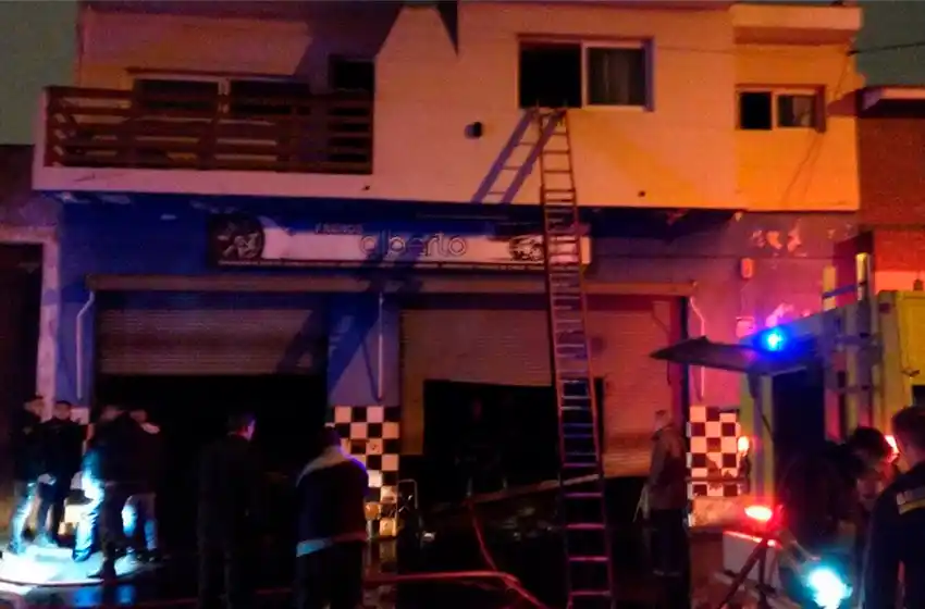 Incendio en un taller mecánico: uno de los vehículos afectados era de Defensa Civil