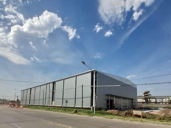 Así es el edificio de un importante supermercado que se construye sobre avenida Balbín