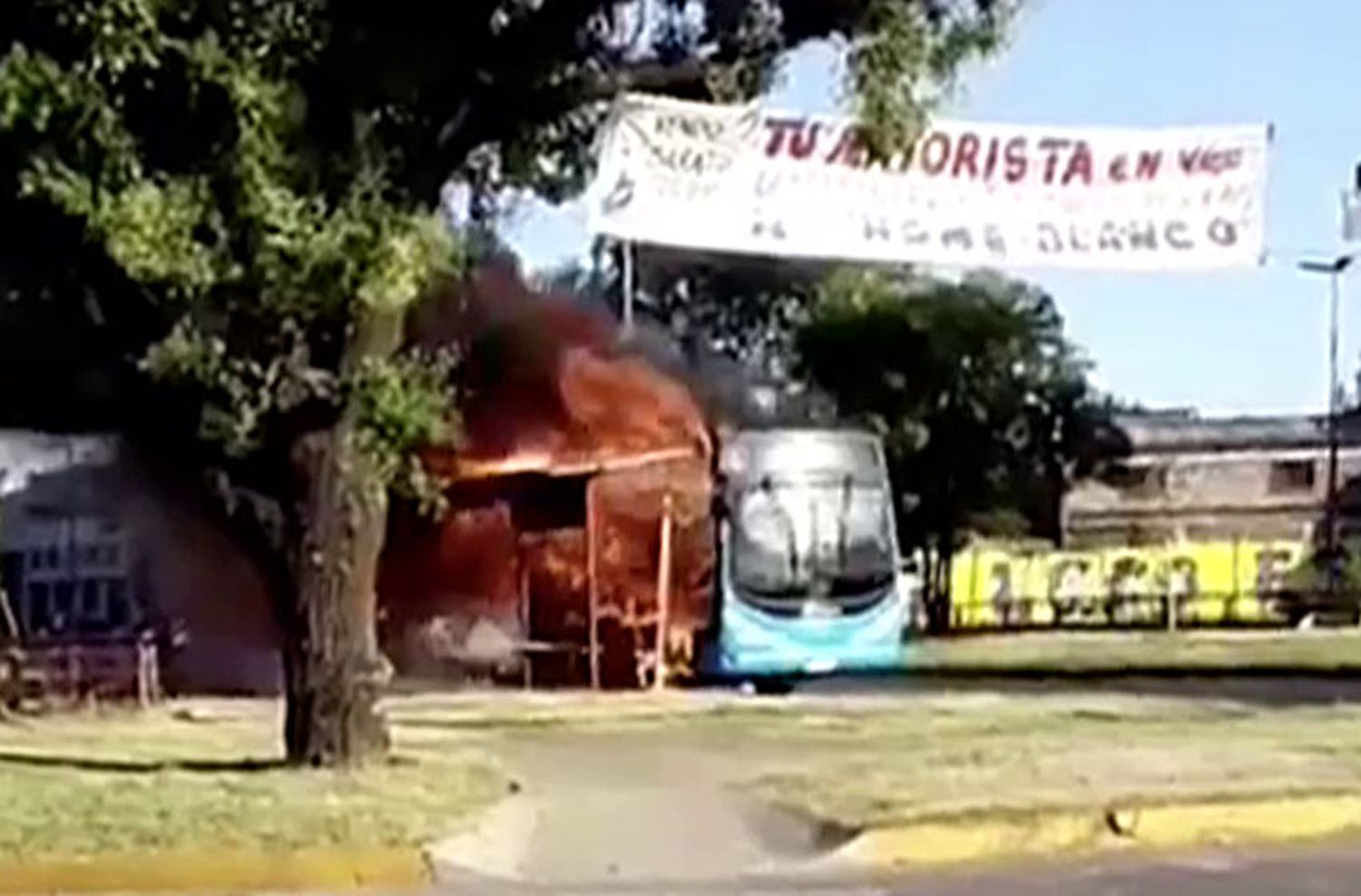 Se incendió completamente un colectivo en zona norte