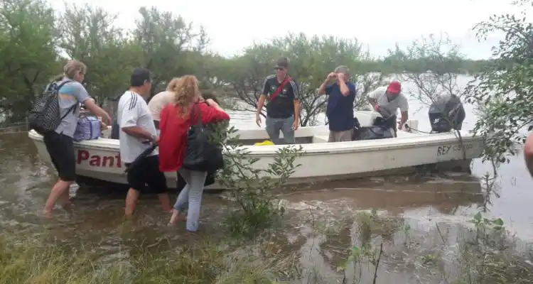 Temporal: Turistas se van en lancha de Vuelta de Obligado, que quedó aislado