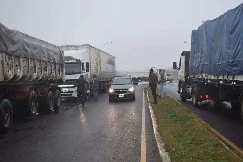 Camioneros protestaron en el cruce de la Ruta Nº 18 y  Nº 32