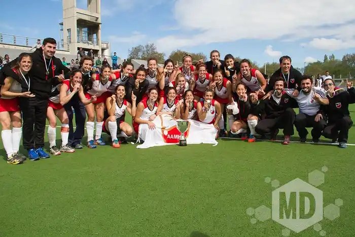 El plantel campeón posa con la copa obtenida. (Foto: Carlos De Vita)