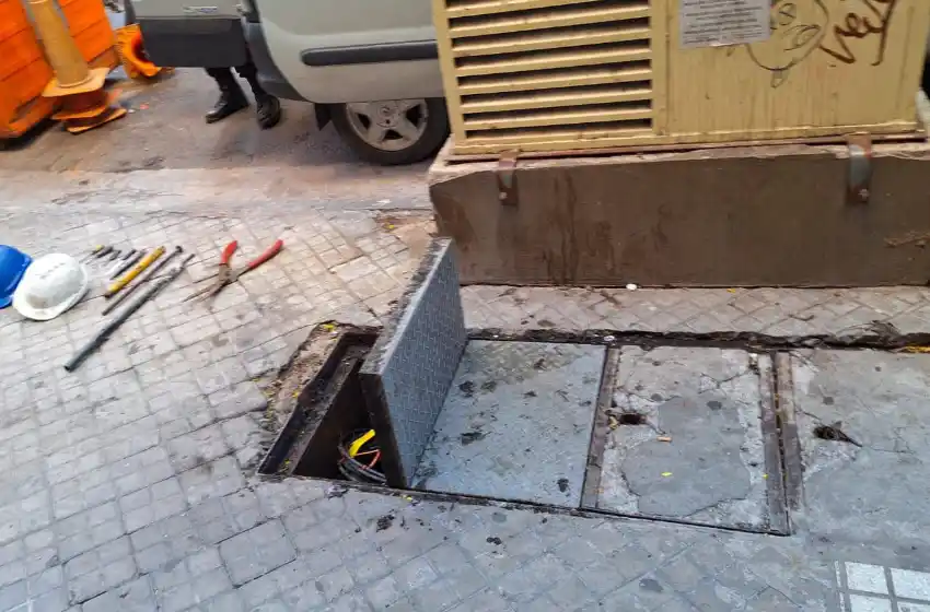 Detuvieron a cuatro hombres que se llevaban varios metros de cables de fibra optica