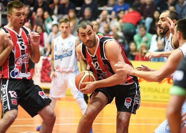 Central quebró a un duro Regatas y tomó la primera ventaja en la serie