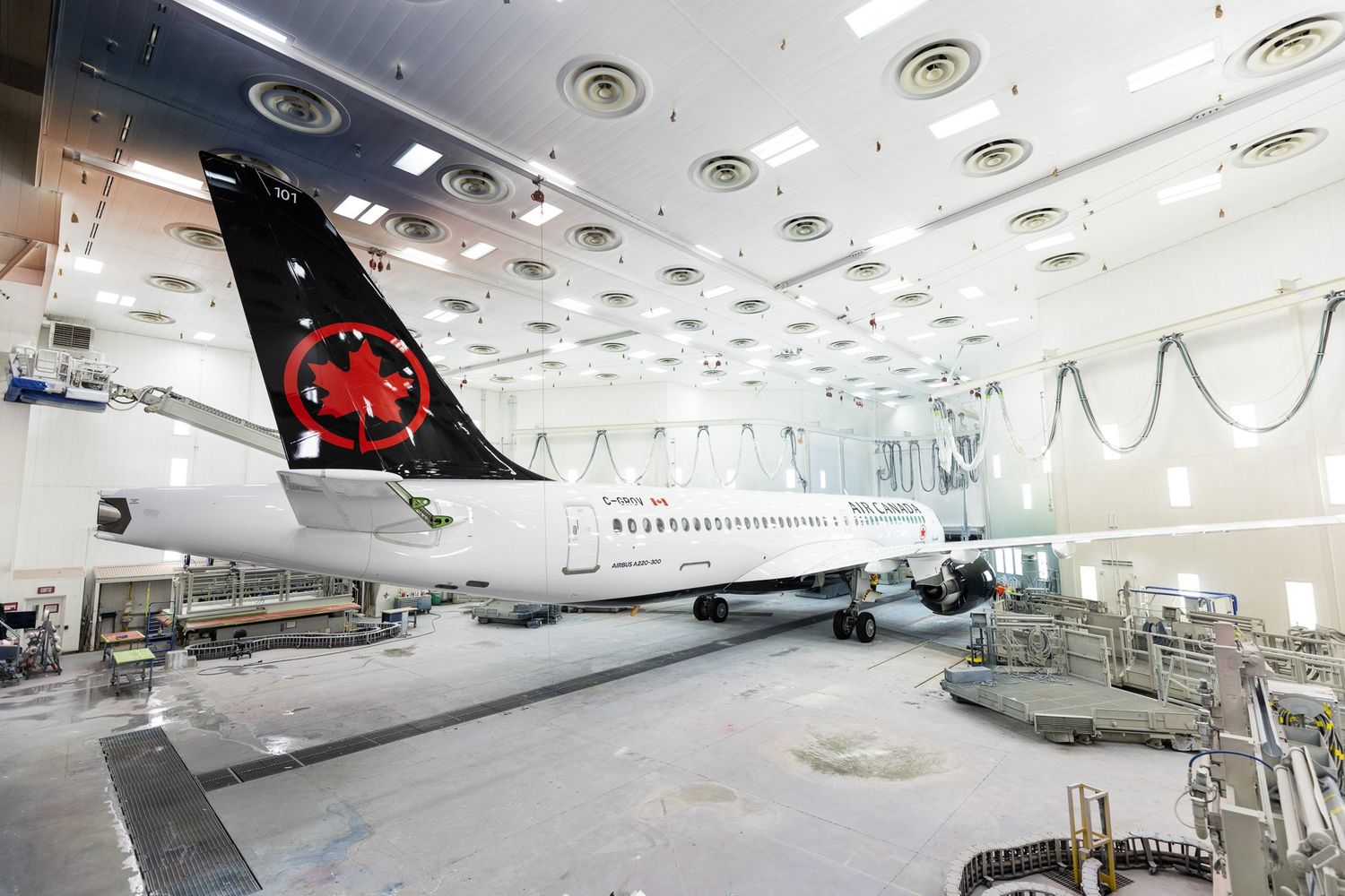 Todo un símbolo: el primer Airbus A220 con los colores de Air Canada