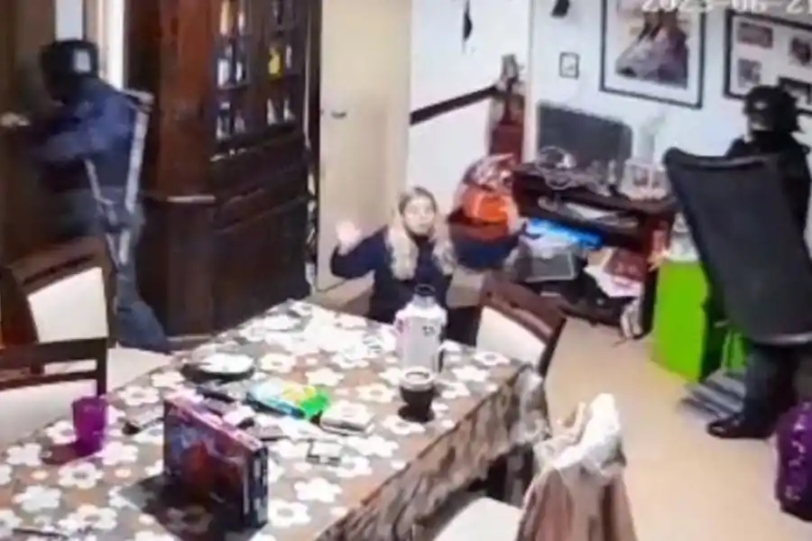 Impactante video: la Policía se equivocó de casa durante un allanamiento y horrorizó a una madre y sus dos hijos