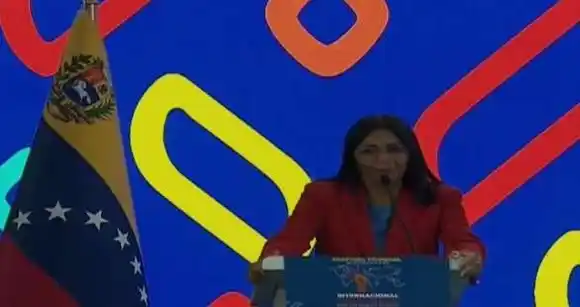 Delcy Rodríguez denuncia “BARBARIE ANTIJURÍDICA” en «secuestro de venezolanos» en El Salvador (Video)