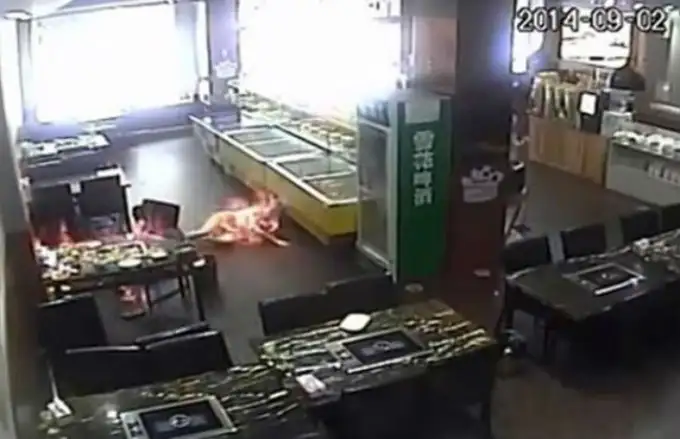 Increíble video de una moza china que prendió fuego a una clienta