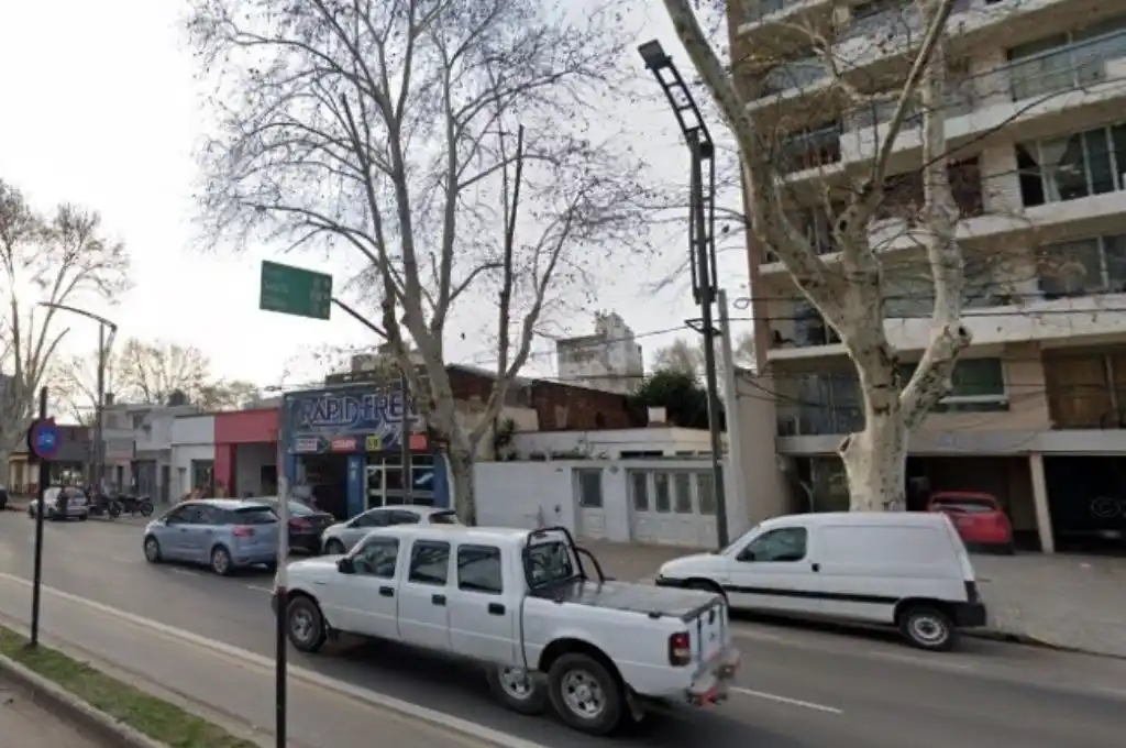 Detienen a un policía que estaba borracho y a los tiros en un estacionamiento