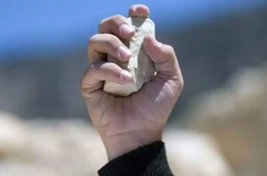 Intento de robo, piedras y vidrios rotos: un joven de 18 años provocó un verdadero caos en zona oeste