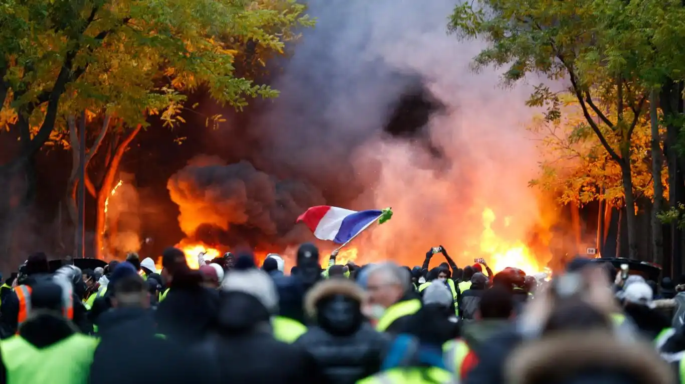 Francia: Macron da marcha atrás con la suba de los combustibles